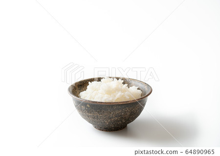 米飯放在碗裡 64890965