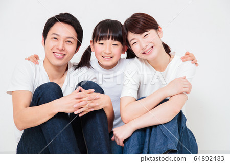 家庭父母和兒童肖像母親兒童爸爸 64892483