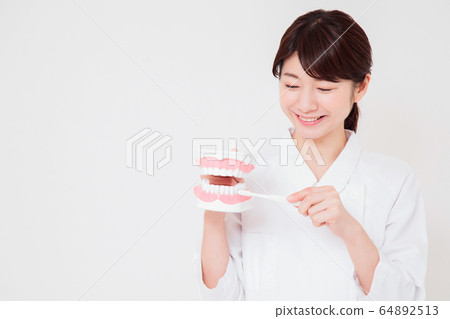 女性牙醫牙齒保護牙齒衛生師齲預防美白 64892513