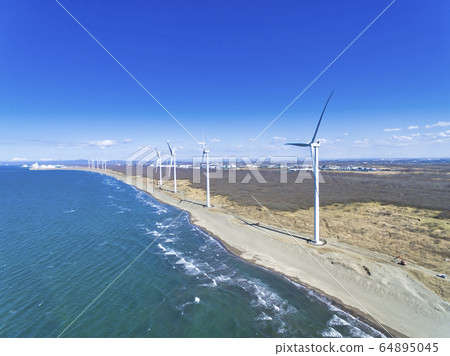 風車在海岸線上（鳥瞰圖） 64895045