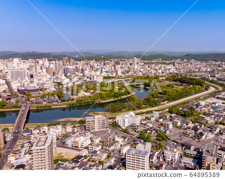岡山城和後樂園的鳥瞰圖 64895389