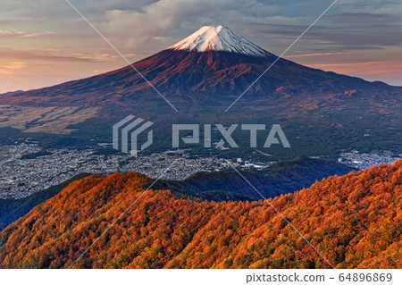 早晨的富士山和從Mitsutoge Pass看到的秋天山脈 64896869