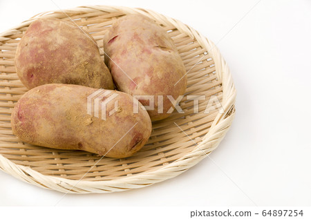 Red potatoes with soil Red potatoes with soil 64897254