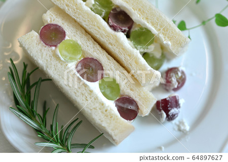 Fruit sandwich 64897627