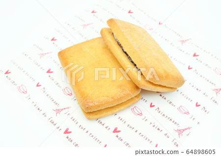 Raisin sandwich 64898605