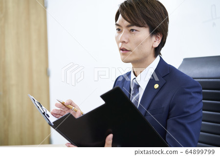 一個年輕的商人 64899799