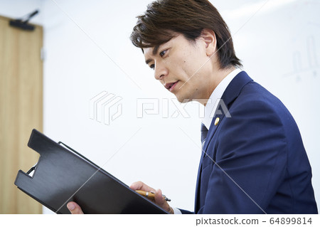 A young businessman 64899814