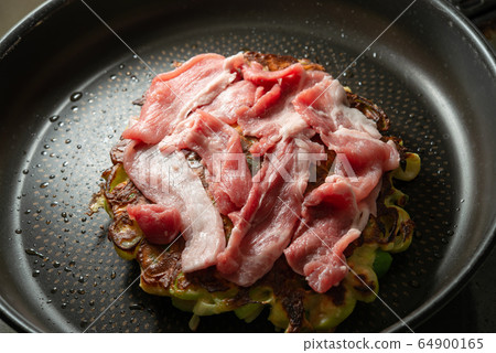 烤蔥，煮熟的食物，將豬肉放在烤面上並再次烘烤 64900165