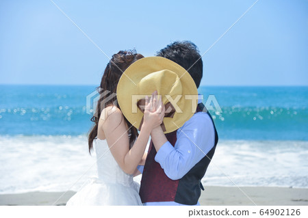 兩個幸福的人秘密地在海岸（靜岡縣濱松市中島海岸） 64902126