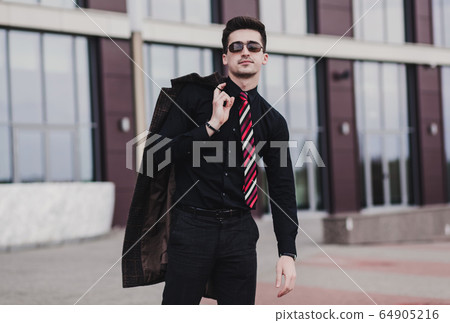 Elegant young businessman 64905216
