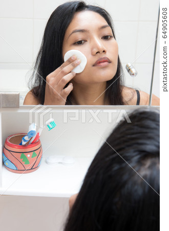 woman powders her face 64905608