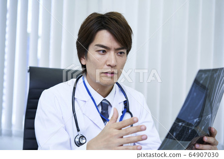 年輕的醫生醫生 64907030