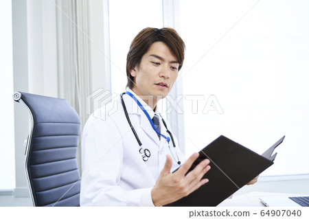Young doctor doctor Young doctor doctor 64907040