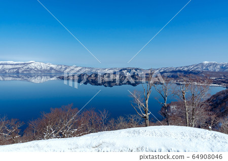 [Lake Towada] A water mirror of Lake Towada that reflects the Hakkoda mountain range viewed from the departure pass 64908046