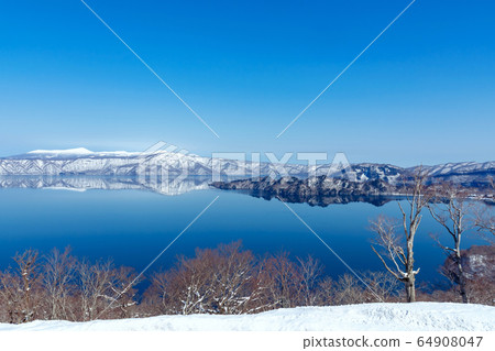 [十和田湖]十和田湖的水鏡，從發車票上可以看到八甲田山脈 64908047