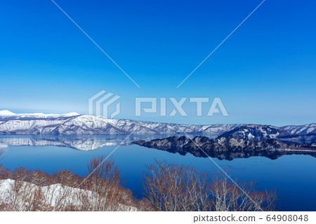 [Lake Towada] A water mirror of Lake Towada that reflects the Hakkoda mountain range seen from Shimei-tei 64908048