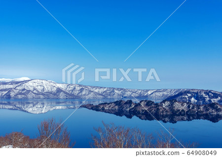 [Lake Towada] A water mirror of Lake Towada that reflects the Hakkoda mountain range seen from Shimei-tei 64908049