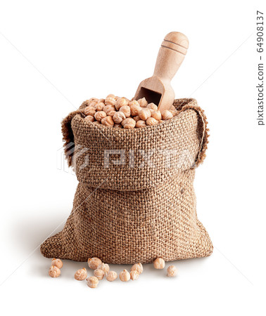 Sack with chickpeas and scoop 64908137