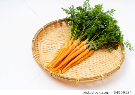 Mini carrot with leaves Mini carrot with leaves 64909124