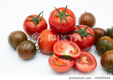 Organic seasonal vegetables tomatoes 64909848
