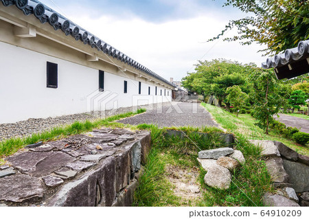 在首龍寺的土牆和槍砲之間 在首龍寺的土牆和槍砲之間 64910209