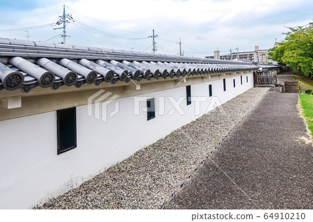 在首龍寺的土牆和槍砲之間 在首龍寺的土牆和槍砲之間 64910210