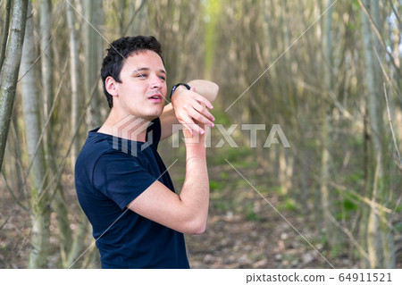 use the smart watch to make calls, send and receive voice and text messages use the smart watch to make calls, send and receive voice and text messages 64911521