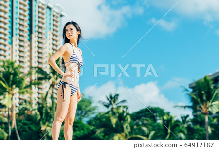 游泳衣的一個少婦 游泳衣的一個少婦 64912187