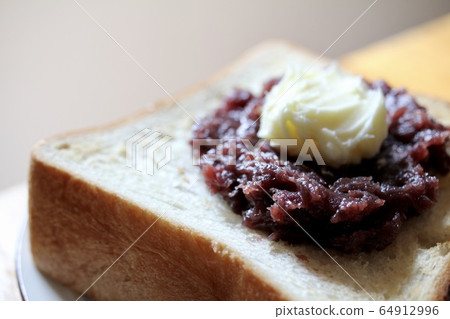 Square toast with bean paste and butter 64912996
