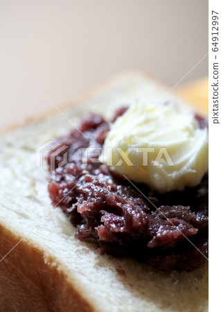 Square toast with bean paste and butter Square toast with bean paste and butter 64912997