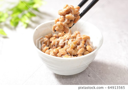 小碗納豆/白色背景 64913565