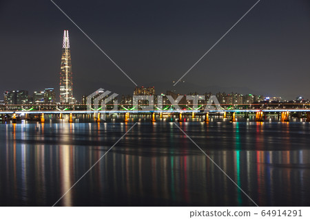 漢江夜景在燈光下閃閃發光 漢江夜景在燈光下閃閃發光 64914291
