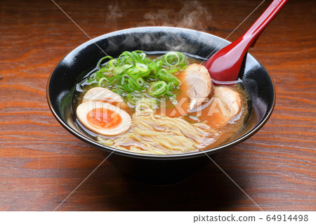 注）Steam是一種修飾合成。傳統中國蕎麥麵配豐富的醬油湯，醬油拉麵，中國拉麵圖像 64914498