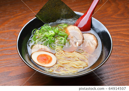 Note) Steam is a retouch synthesis. Traditional Chinese soba with rich soy sauce soup, soy sauce ramen, Chinese ramen image 64914507