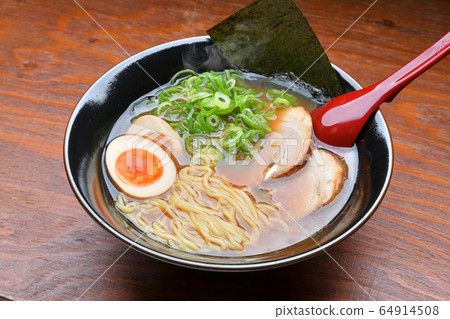 Note) Steam is a retouch synthesis. Traditional Chinese soba with rich soy sauce soup, soy sauce ramen, Chinese ramen image 64914508