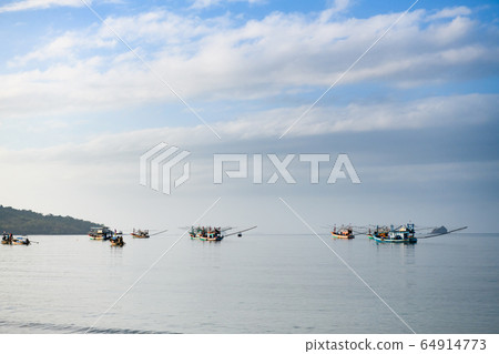 Sea horizon with fishing boats in Thai 64914773