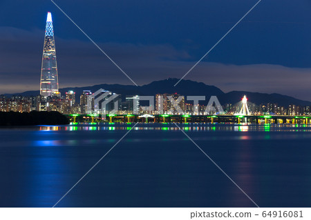 The night view of the Hangang River with beautiful reflections from the Han River Bridge 64916081