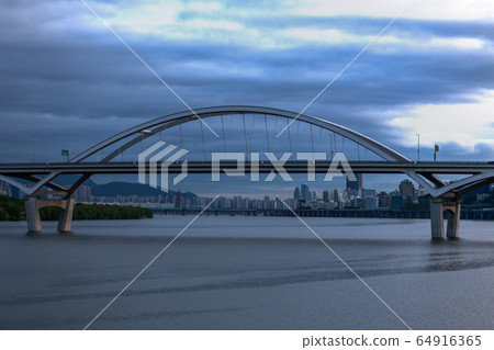 漢江橋風光與流動的河水 漢江橋風光與流動的河水 64916365