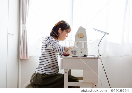 Handmade handmade women using sewing machines Handmade handmade women using sewing machines 64916964