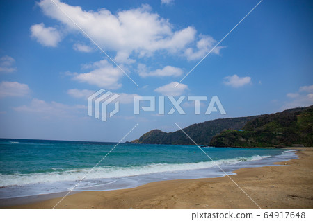 天空,大海,山脈,沙灘和海浪 天空,大海,山脈,沙灘和海浪 64917648