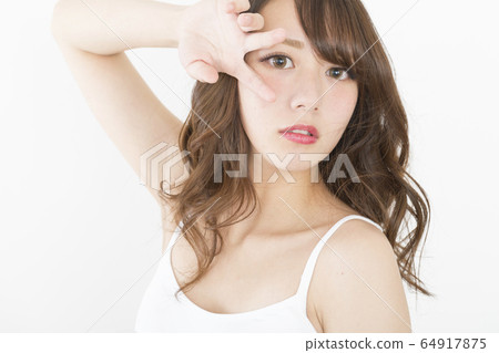 GAL PEACE SIGN盯著 64917875