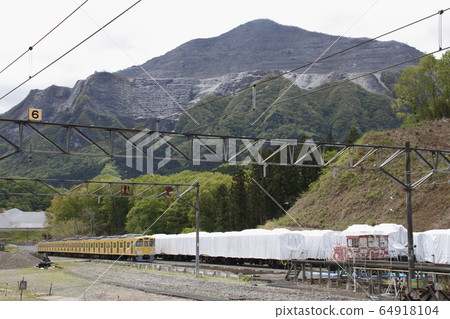 西武國分寺線的舊2000系列，已轉移到橫瀨倉庫。 64918104