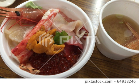 新鮮美味的海鮮碗 新鮮美味的海鮮碗 64918246