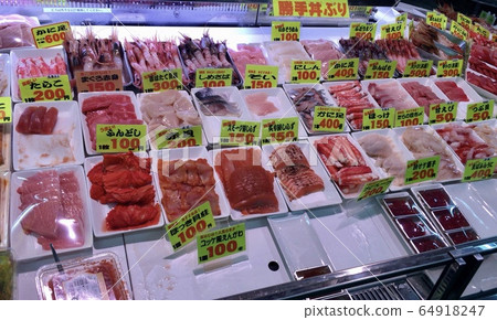 各種各樣的新鮮生魚片 各種各樣的新鮮生魚片 64918247