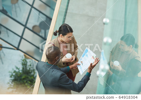Business couple discussing report 64918304