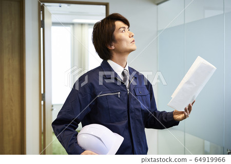 A young businessman 64919966
