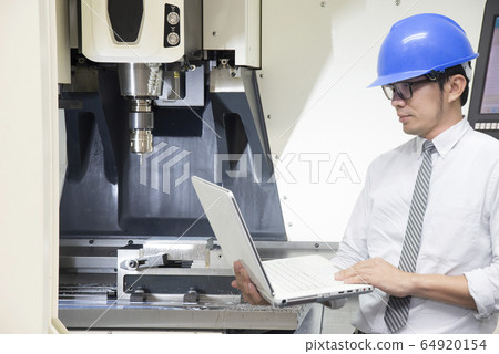 Engineer control use CAM software control the CNC machine. Engineer control use CAM software control the CNC machine. 64920154