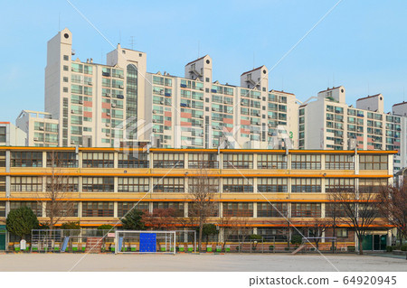 學校大樓後面的公寓大樓 64920945