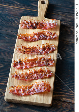 Fried bacon strips 64921301