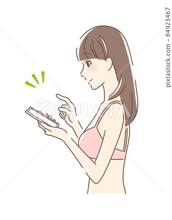 操作智能手機的微笑婦女的側面 64923467